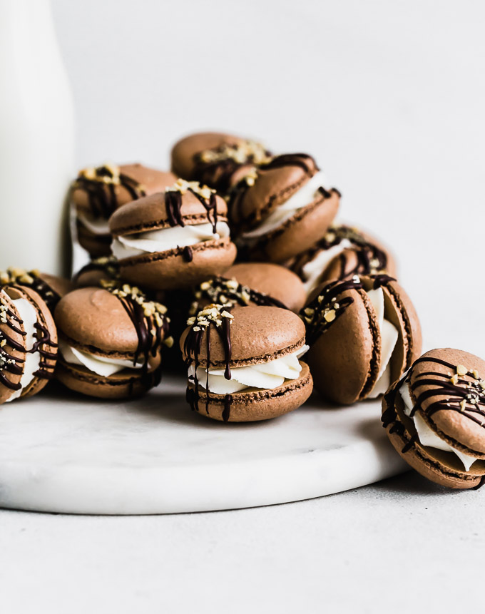 hot-fudge-sundae-macarons